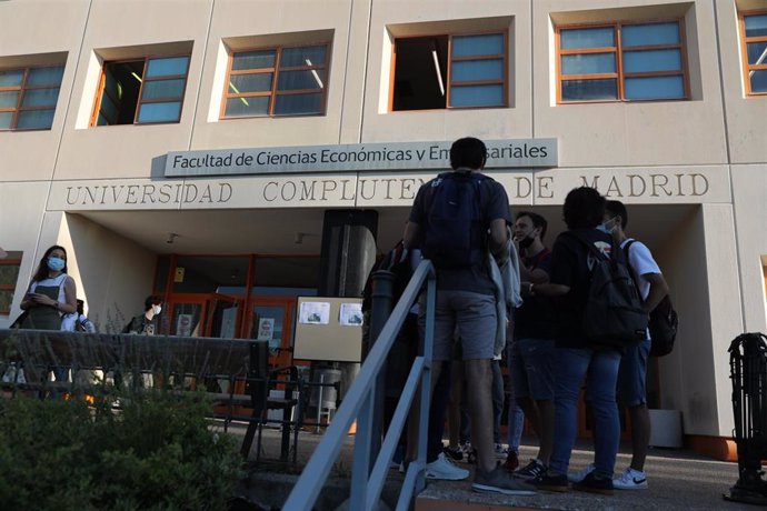 Un grupo de estudiantes en la puerta de la Facultad de Ciencias Económicas y Empresariales 