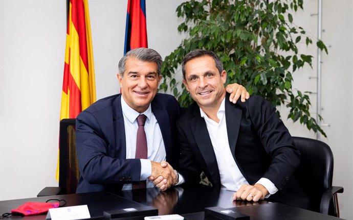 El presidente del FC Barcelona, Joan Laporta, con el nuevo entrenador del Bara B, el exjugador Sergi Barjuán