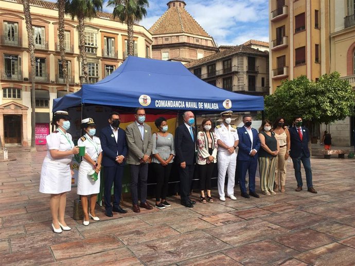 Foto con autoridades durante la cuestación de la AECC para paliar la pobreza y la desigualdad que provoca el cáncer en los pacientes
