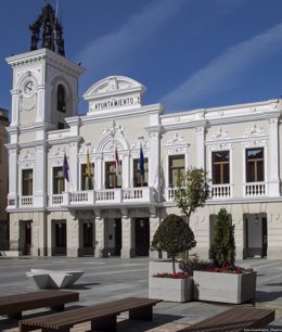 Archivo - Fachada del Ayuntamiento de Guadalajara.