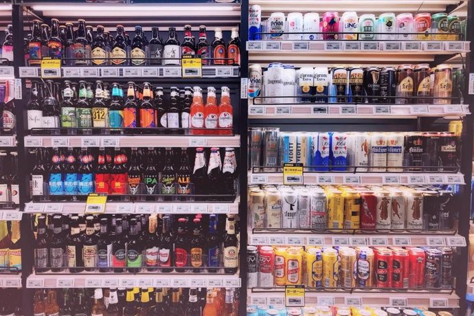 Archivo - Bebidas con alcohol en una tienda.