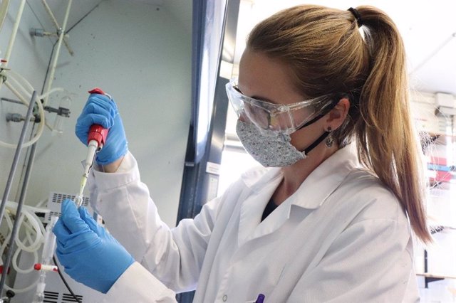 Lucía Tapia, autora del estudio, en el Instituto de Química Avanzada de Cataluña.