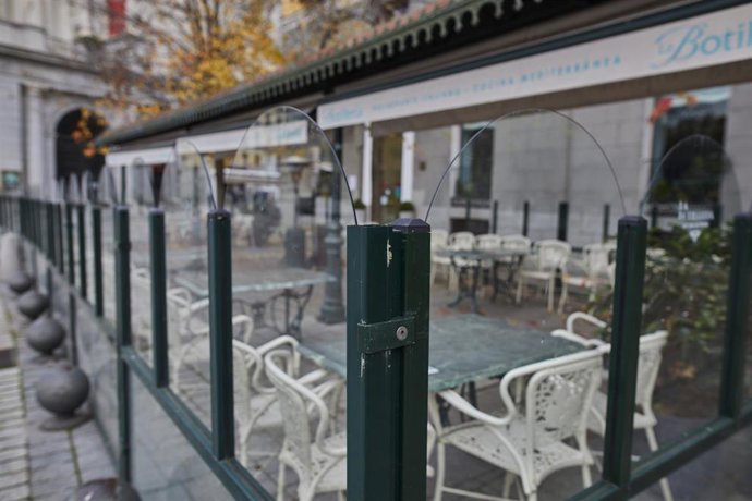 Archivo - Mampara instalada en un restaurante de la Plaza de Oriente, en Madrid.