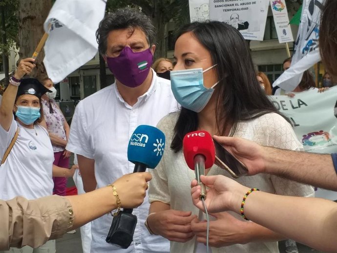 La secretaria Política de Podemos Andalucía, Isabel Franco, atiende a los medios en una concentración para pedir estabilidad en el empleo público.
