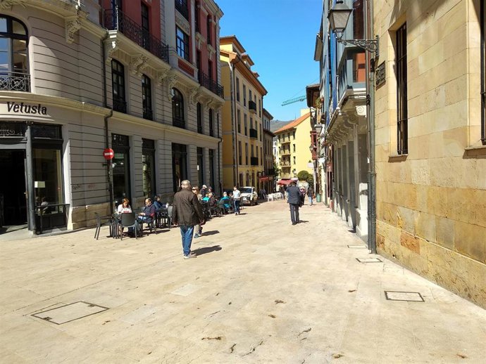 Archivo - Terrazas en Oviedo al inicio de la primavera, con un día de sol.