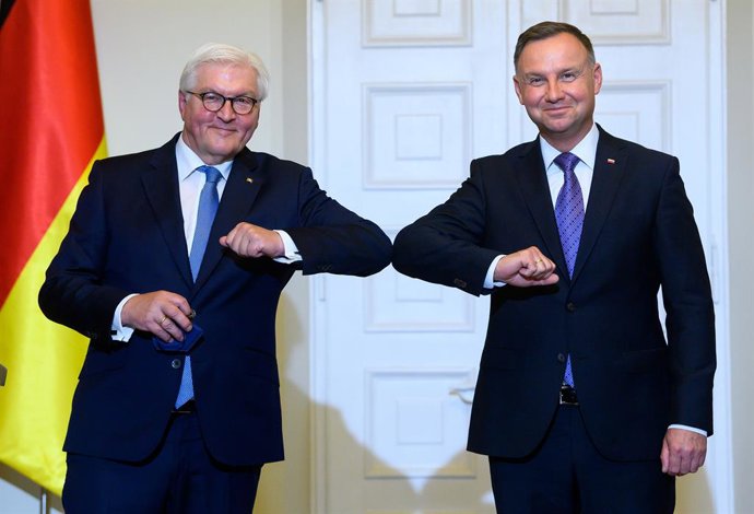 17 June 2021, Poland, Warsaw: Polish President Andrzej Duda (R) and German President Frank-Walter Steinmeier elbow bump following a press conference after their talks at the Polish President's official residence. Steinmeier arrived in Warsaw for a one-d