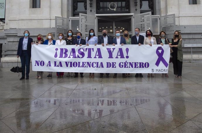 Representantes de los grupos políticos municipales portan una pancarta contra la violencia de género durante el minuto de silencio convocado por el Ayuntamiento de Madrid condenando el asesinato de una vecina de Moratalaz