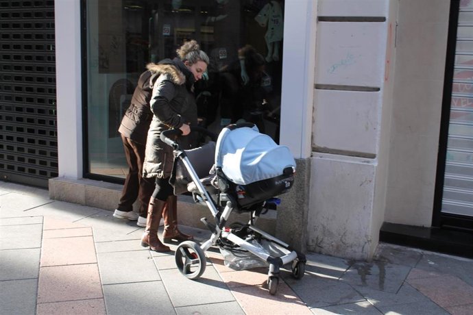Archivo - Carrito de bebe, Mujer paseando, Calle