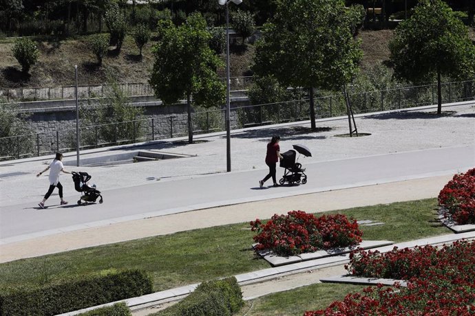 Archivo - Dos madres con carritos de bebé pasean en Madrid Río, abierto en la fase 1 de la desescalada, cuya entrada supone la apertura de los grandes parques de Madrid, que permanecían cerrados para evitar aglomeraciones, y que se suman a los recintos 