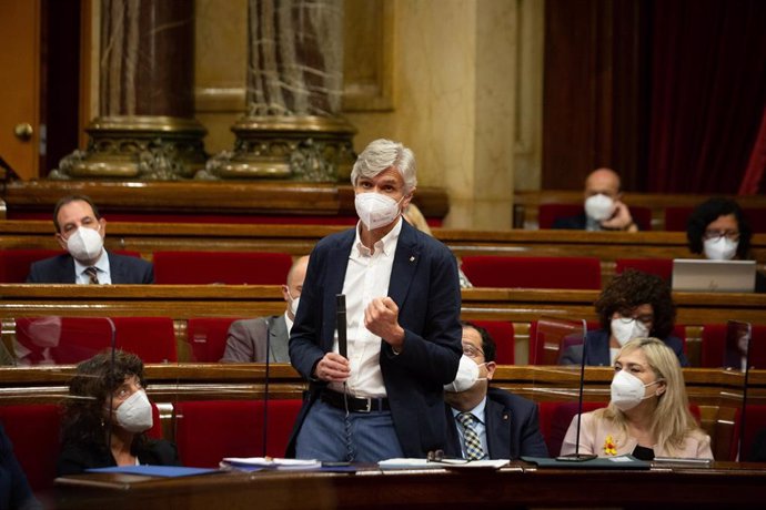 El conseller de Salud de la Generalitat, Josep Maria Argimon, en el pleno del Parlament.