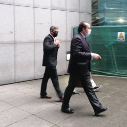 El condenado saliendo del juzgado detrás de su abogado.