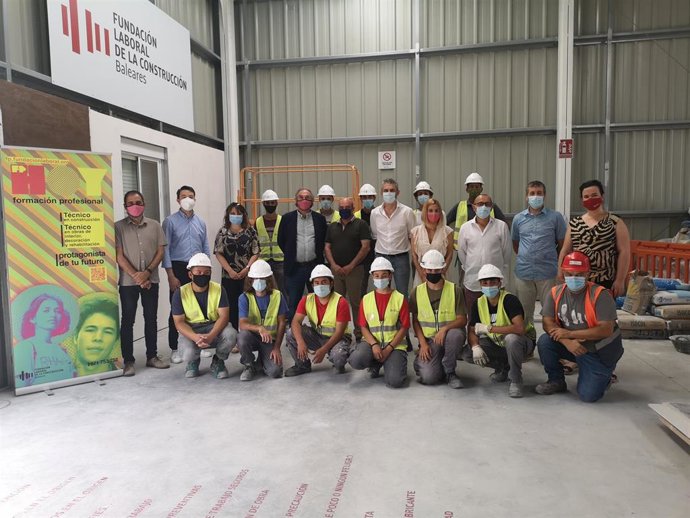 Alumnos del ciclo de Edificación y Obra Civil junto al conseller de Educación y Formación Profesional, Martí March, y miembros de la Fundación Laboral de la Construcción