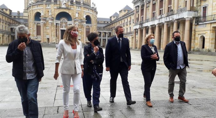 El alcalde  de Somiedo, Belarmino Fernández; el secretario de Estado de Turismo, Fernando Valdés; la consejera de Cultura, Berta Piñán; la viceconsejera de turismo, Graciela Blanco;   y  el alcalde de Onís,  José Manuel Abeledo.