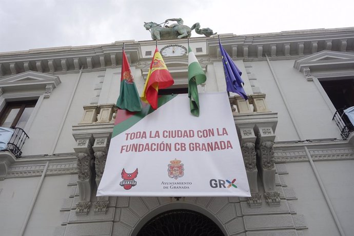 Pancata colocada en la fachada del Ayuntamiento de Granada en apoyo al Covirán en su intento de ascender a la Liga ACB de baloncesto.