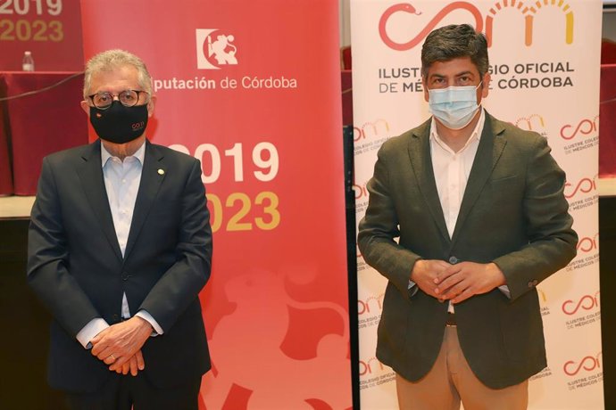 El delegado de Cohesión Social, Consumo, Participación Ciudadana y Protección Civil en la Diputación de Córdoba, Rafael Llamas (dcha.), y el presidente del Colegio de Médicos, Bernabé Galán.