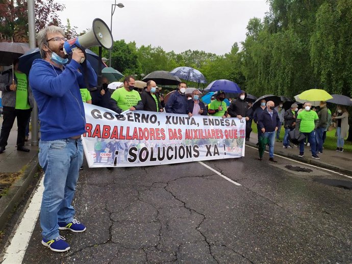 Protesta de los trabajadores de la central térmica de Endesa en As Pontes a las puertas de la sede del Gobierno gallego en Santiago