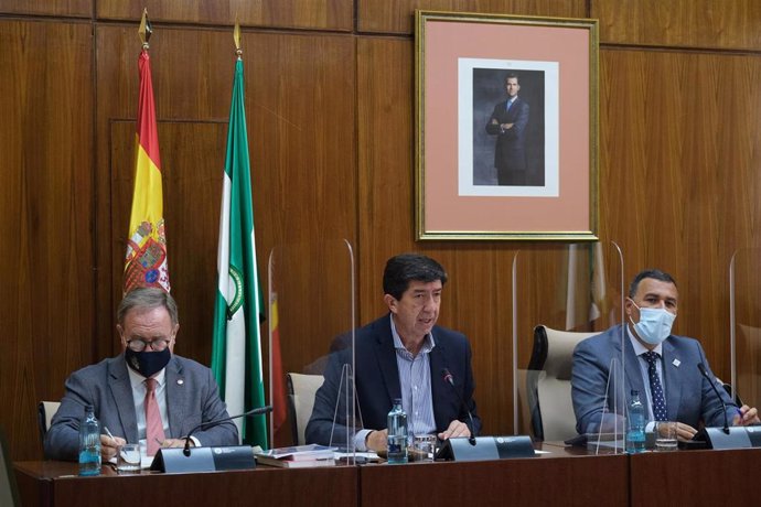 El vicepresidente de la Junta de Andalucía y consejero de Turismo, Juan Marín, este jueves en comisión parlamentaria.