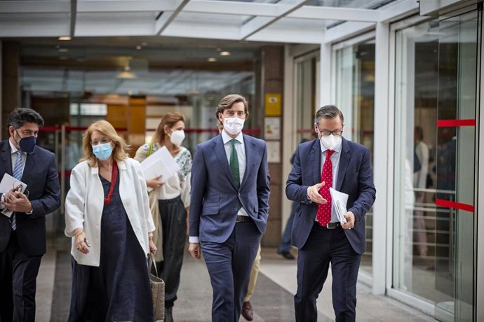 El vicesecretario de Comunicación del PP, Pablo Montesinos,  a su llegada a la Asamblea de Madrid para presenciar la primera sesión del pleno de investidura de Ia presidenta de la Comunidad en funciones, Isabel Díaz Ayuso, a 17 de junio de 2021.
