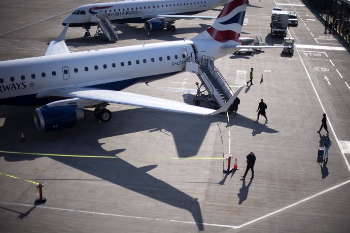 Archivo - 29 April 2021, United Kingdom, London: Passengers board a British Airways plane at London City Airport, which has become the world's first major airport to be fully controlled by a remote control tower. Photo: Victoria Jones/PA Wire/dpa