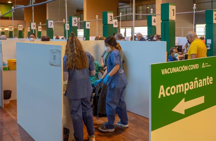 Archivo - Una persona recibe la primera dosis de la vacuna contra el Covid-19, a 28 de abril de 2021, en el Estadio de la Cartuja, en Sevilla, (España)
