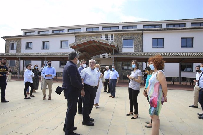 Foto del presidente de la UCAM y responsables de la Universidad delante del edificio de Medicina y Ciencias de la Salud del Campus de Cartagena