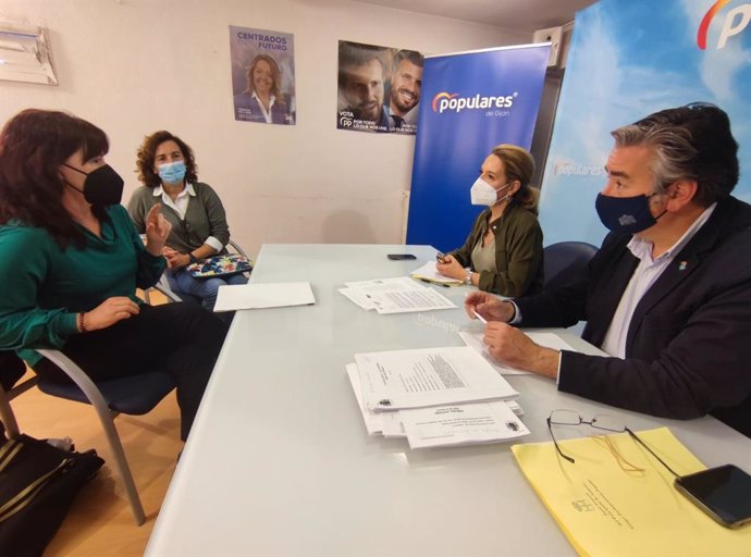 La presidenta del PP de Asturias, Teresa Mallada, tras mantener una reunión con representantes del Comité de Empresa de Modultec.