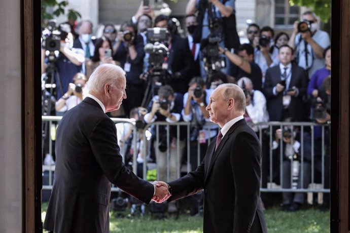 HANDOUT - 16 June 2021, Switzerland, Geneva: Russian President Vladimir Putin (R) shakes hands with USPresident Joe Biden prior to their meeting. Photo: -/Kremlin/dpa - ATTENTION: editorial use only and only if the credit mentioned above is referenced 