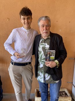 SM y la Fundació Jordi Sierra i Fabra presentan 'Los impostores', escrita por César Carrasco García, de Totana (Murcia), quien ha recibido  este 17 de junio el XVI Premio Jordi Sierra i Fabra para Jóvenes en su  antiguo centro educativo