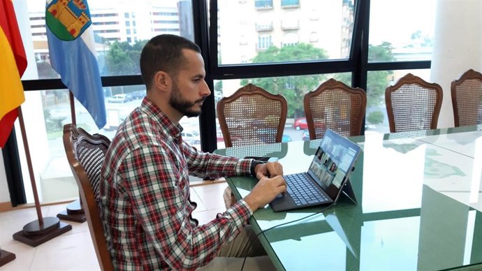 El responsable del Área de Transición Ecológica y Desarrollo Urbano Sostenible de la Diputación de Cádiz, Mario Fernández, durante la primera Jornada sobre Comunidades Energéticas.