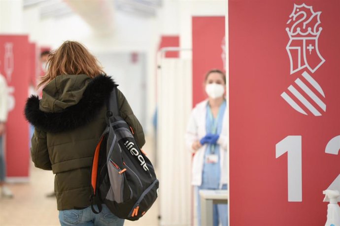 Archivo - Una mujer, en un dispositivo de vacunación contra la Covid-19 en el Hospital de campaña de La Fe, en Valencia. (archivo)