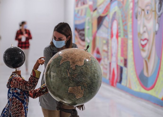 Una mujer atiende a una de las figuras que componen la exposición 'London Calling. Arte británico hoy. De David Hockney a Idris Khan', a 17 de junio de 2021, en Valencia, Comunidad Valenciana (España). 