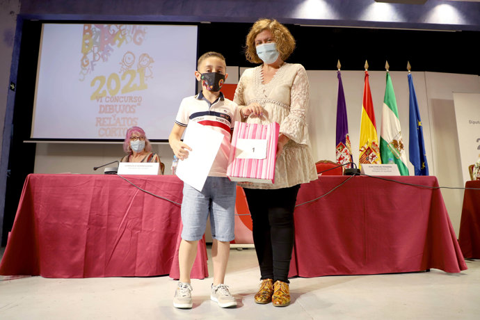 La delegada de Igualdad de la Diputación de Córdoba, Alba Doblas, entrega uno de los premios