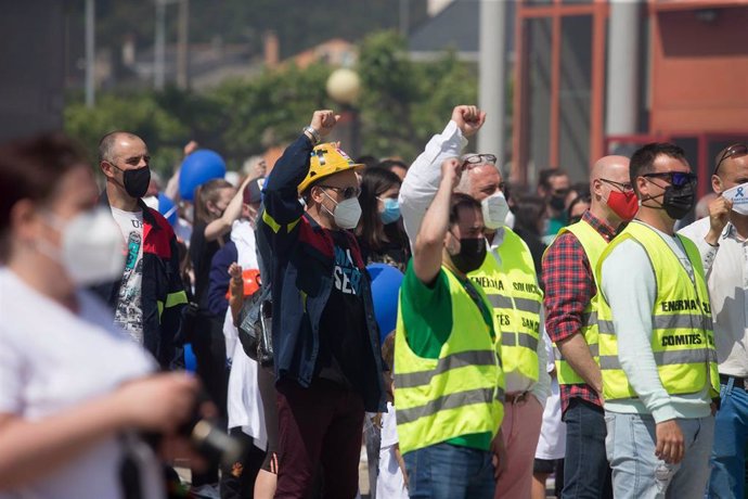 Cientos de personas participan en una concentración en conmemoración del año de lucha por la planta de aluminio y los puestos de trabajo de Alcoa San Cervo, en la Praza do Concello de Xove, a 30 de mayo de 2021, en Xove.