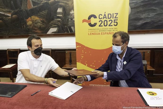Firma de la adhesión de RTVA a la candidatura de Cádiz como sede del X Congreso Internacional de la Lengua con el director general de la RTVA, Juan de Dios Mellado, y el alcalde de Cádiz, José María González.