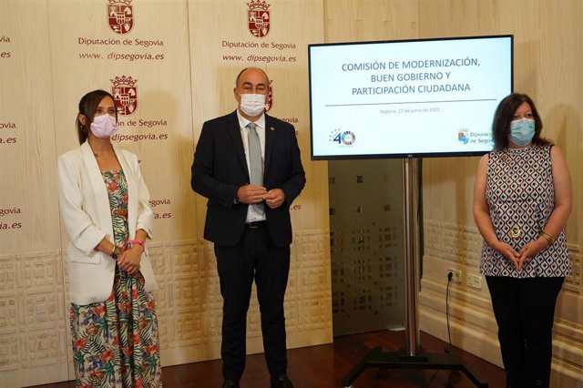 La alcaldesa de Sabadell, Marta Farrés (izquierda), el presidente de la Diputación de Segovia, Miguel Ángel de Vicente (centro), y la directora general de Servicios Jurídicos y Coordinación Territorial de la FEMP, Judit Flórez (derecha).