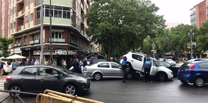 Accidente en el cruce del paseo del Hospital Militar con el paseo Zorrilla en Valladolid.