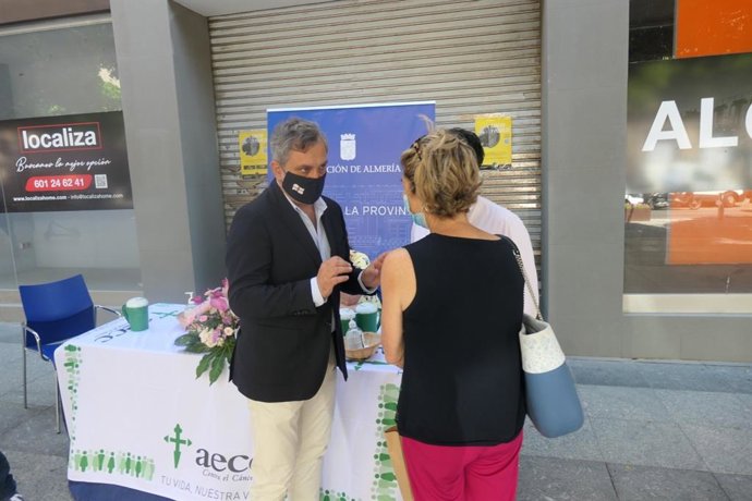 El vicepresidente de la Diputación de Almería, Ángel Escobar, participa en la cuestación de la AECC.