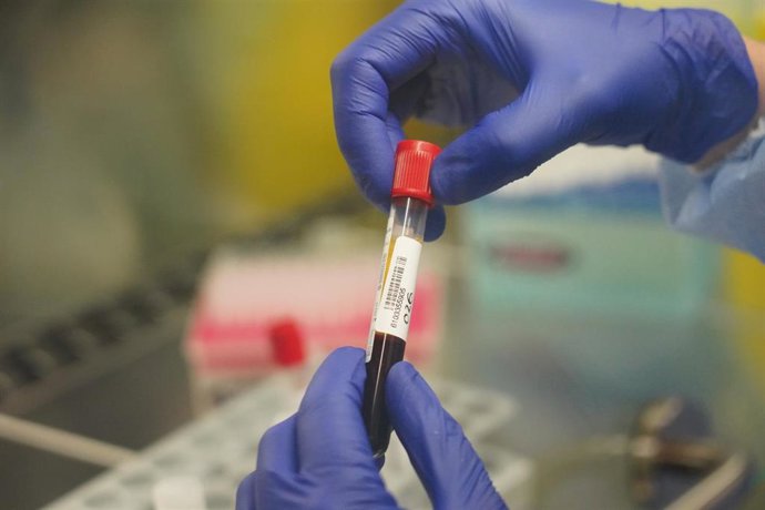 Archivo - Una enfermera durante el ensayo clínico de la vacuna alemana Curevac en el que participan diariamente 50 voluntarios, en el Hospital de Cruces de Barakaldo, en Euskadi