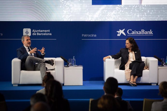 El primer tinent d'alcalde de Barcelona, Jaume Collboni, i la presidenta de Barcelona Global, Aurora Cat, en la XXXVI Reunió del Cercle d'Econonomia.
