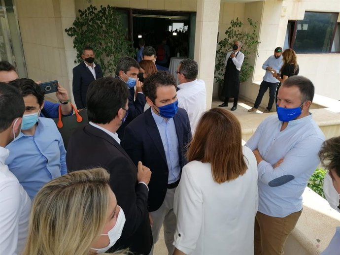 García Egea (delante) y Mazón (detrás) en Alicante