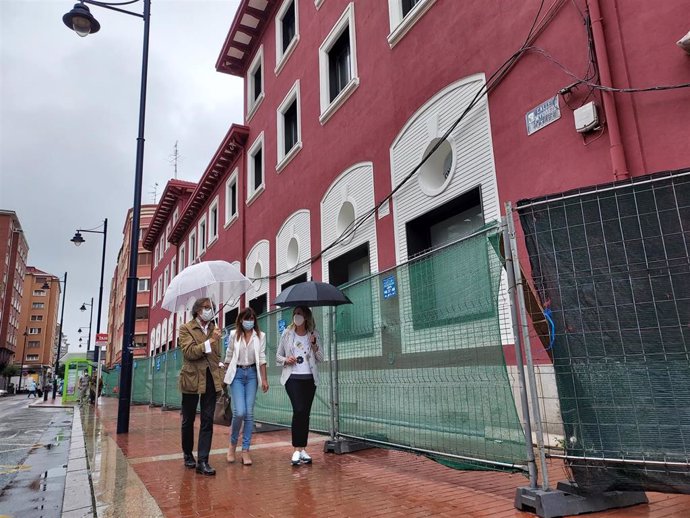 Amaia del Campo, Astrid López y Julio Touza en la visita a las obras de rehabilitación de la Alhóndiga de Barakaldo