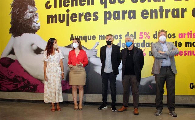 Asistentes a la presentación de 'Escenografías', de Tete Álvarez, y 'Porfolio completo', de Guerrilla Girls.