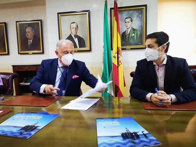 El presidente de la APA y el representante de Construcciones Nila firman la remodelación del puerto pesquero de Almería
