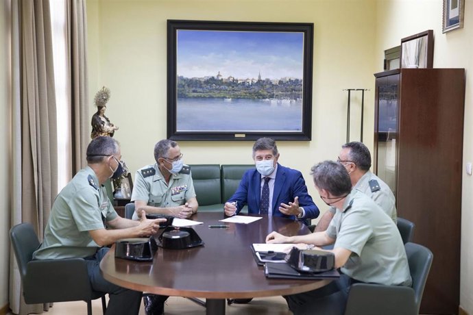 Reunión de Pérez con responsables de la Guardia Civil