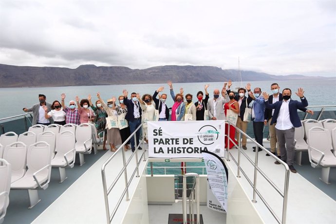 Presentación de la iniciativa 'La Graciosa libre de humo' desde el barco que une Lanzarote y La Graciosa