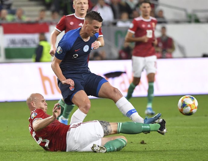 Archivo - 09 September 2019, Hungary, Budapest: Hungary's Adam Szalai (top) and Slovakia's Denis Vavro battle for the ball during the UEFAEURO 2020 qualifiers Group E soccer match between Hungary and Slovakia at Groupama Arena. Photo: Martin Baumann/TA