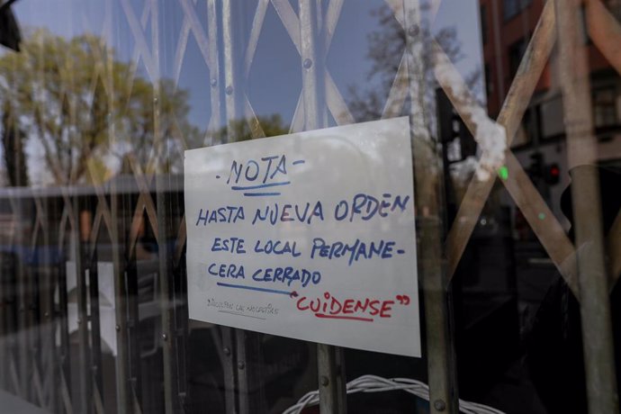 Archivo - Cartel colocado en un negocio un día después del  anuncio del estado de alarma realizado por el presidente del Gobierno, Pedro Sánchez, debido a la crisis del coronavirus.