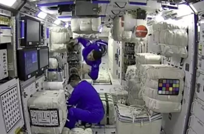 Astronautas chinos trabajando en el módulo orbital Tianhe