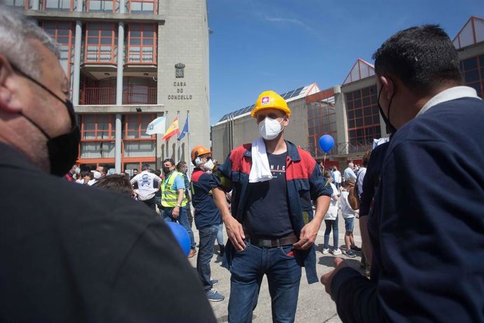 Varios trabajadores charlan durante una concentración que conmemora el año de lucha por la planta de aluminio y los puestos de trabajo de Alcoa San Cervo, en la Praza do Concello de Xove, a 30 de mayo de 2021, en Xove, Lugo, Galicia (España). Esta mov