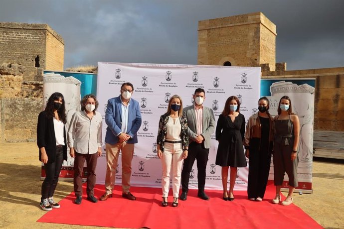 Visita de la alcaldesa, junto a otros responsables de la Administración, al Castillo de Alcalá de Guadaíra